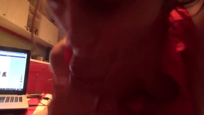 ကျောင်းသူလေးတစ်ယောက် အိမ်မှာမရှိချိန်မှာ သူ့အစ်ကိုရဲ့ ကွမ်းသီးကို စုတ်တယ်။